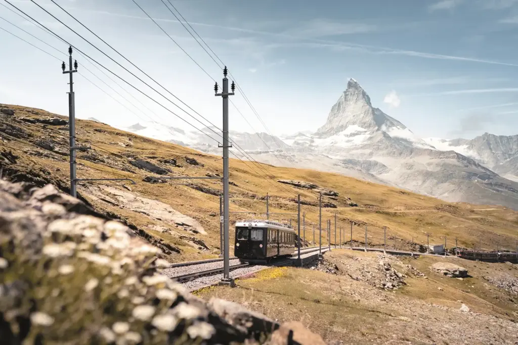 O trem da NostalChic Class descortina visuais maravilhosos, como o de Matterhorn com 4.478 metros de altitude, uma das vedetes alpinas, na fronteira Suíça-Itália